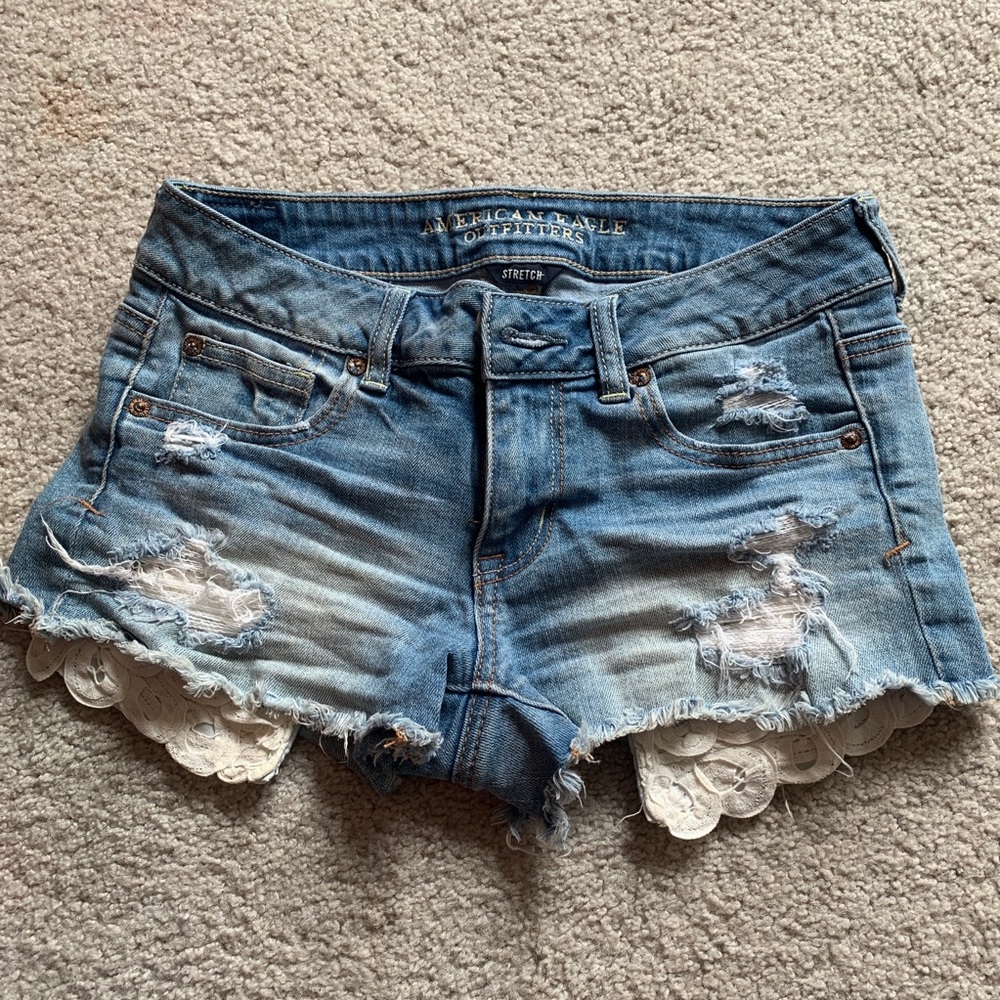 Medium-Wash Shortie Denim Short w/ Lace Pocket